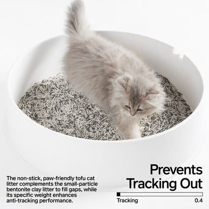 Cat using Pidan 3-in-1 blend cat litter in a white litter box – minimal tracking
